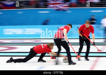 Sochi, Russie. Feb 17, 2014. Skip to John Jahr (L) de l'Allemagne et ses coéquipiers en action au cours de la session à la ronde des hommes contre la Russie au cours de la au tournoi de curling des Jeux Olympiques de 2014 à Sotchi, Sotchi, Russie, 17 février 2014. Dpa : Crédit photo alliance/Alamy Live News Banque D'Images