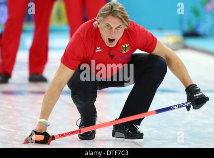 Sochi, Russie. Feb 17, 2014. Skip to John Jahr de l'Allemagne en action au cours de la session à la ronde des hommes contre la Russie au cours de la au tournoi de curling des Jeux Olympiques de 2014 à Sotchi, Sotchi, Russie, 17 février 2014. Dpa : Crédit photo alliance/Alamy Live News Banque D'Images