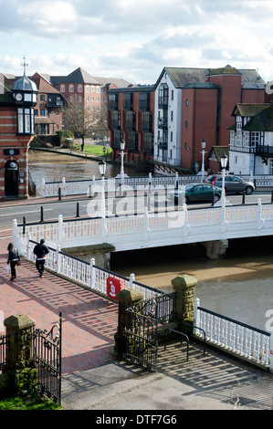 De l'eau élevé sur sur la rivière Medway à Tonbridge, Kent, UK, comme il passe sous le pont de la rue Haute, ou "Le Grand Pont" Banque D'Images