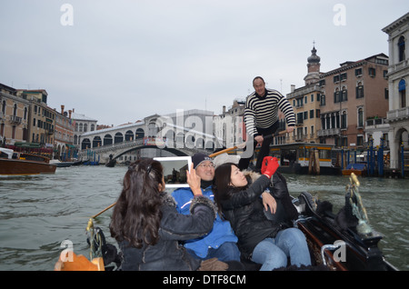 Venise, Italie, une gondole peut être le pic de votre tour que vous êtes glissait le long b votre Gondolier chanter "O sole mio" Banque D'Images