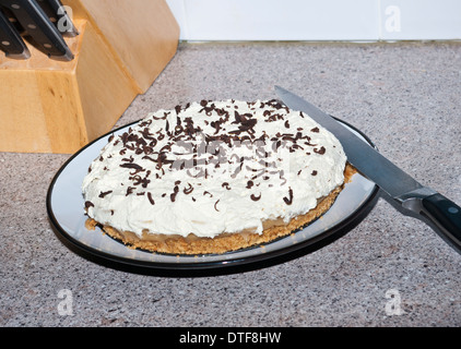 Banoffee Pie fait maison sur une plaque Banque D'Images