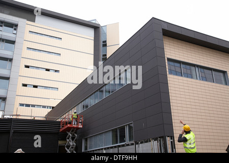 Ouvriers faire des travaux de construction et de développement du nouvel Institut des sciences de la vie à l'université de Swansea, dans le sud du Pays de Galles au Royaume-Uni. Banque D'Images