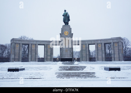 Berlin, Allemagne - 27 janvier 2014 : Neige au Monument commémoratif de guerre soviétique dans le parc du Tiergarten, Berlin. Banque D'Images