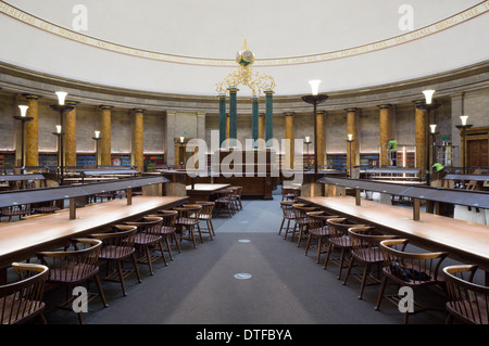 La Bibliothèque centrale de Manchester UK salle de lecture presque prêt pour l'ouverture au public dans les bâtiments après £48 millions Banque D'Images