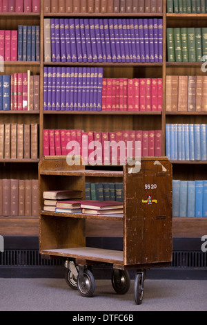 La Bibliothèque centrale de Manchester UK salle de lecture presque prêt pour l'ouverture au public dans les bâtiments après £48 millions Banque D'Images