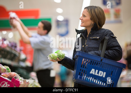 Le nouveau magasin Aldi à Tarvin Chester Cheshire Route du nord de l'Angleterre UK Banque D'Images