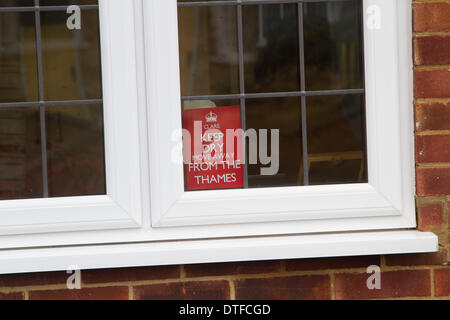 Chertsey Surrey, UK. 17 février 2014. Un signe sur une fenêtre de la chambre lit ' garder au sec s'éloigner de la Tamise que le nettoyage est en cours d'opérations pour aider les communautés frappées par des inondations le long de la Tamise Crédit : amer ghazzal/Alamy Live News Banque D'Images