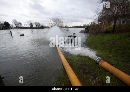 Chertsey Surrey, UK. 17 février 2014. L'eau étant du logement près de la Tamise, l'opération est en cours pour les régions touchées par les inondations. L'Agence a émis des avertissements d'inondations pour les zones le long de la Tamise Crédit : amer ghazzal/Alamy Live News Banque D'Images