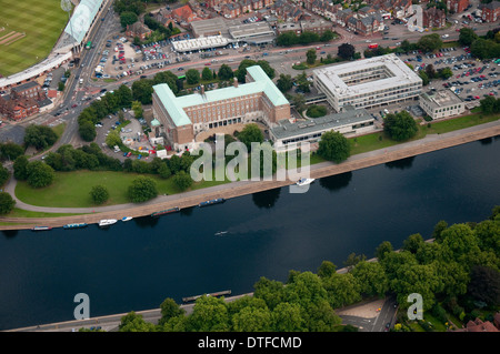 Vue aérienne de County Hall et le fleuve Trent à Nottingham, Nottinghamshire UK Banque D'Images