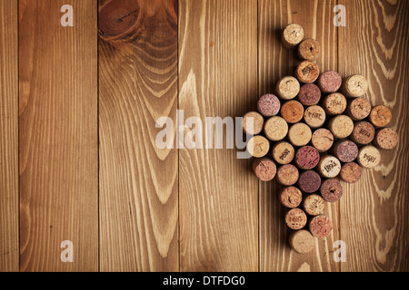 En forme de raisin wine corks on wooden table background with copy space Banque D'Images