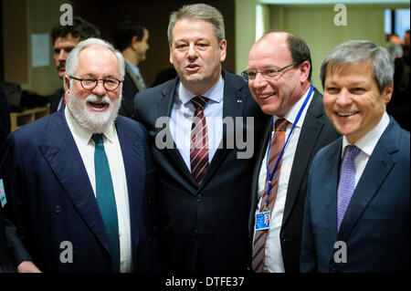 Bruxelles, Bxl, Belgique. Feb 17, 2014. Le ministre de l'environnement, l'Agriculture et de l'espagnol Miguel Arias Canete (L), ministre autrichien de l'Agriculture, de la foresterie, de l'environnement, et la gestion de l'eau AndrÅ Rupprechter (2L) et le commissaire européen à l'agriculture et au développement rural Dacian Ciolos (R ) au début de l'Agriculture et de la pêche conseil à l'Union européenne siège à Bruxelles, en ce qui concerne l'agriculture, la Commission informera le Conseil sur sa proposition de règlement en ce qui concerne le régime d'aides pour la fourniture de fruits et légumes et de lait dans les écoles. Les ministres auront un Banque D'Images