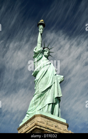 Statue de la liberté, avec la formation de nuages, NY USA Banque D'Images