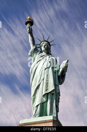 Statue de la liberté, avec la formation de nuages, NY USA Banque D'Images