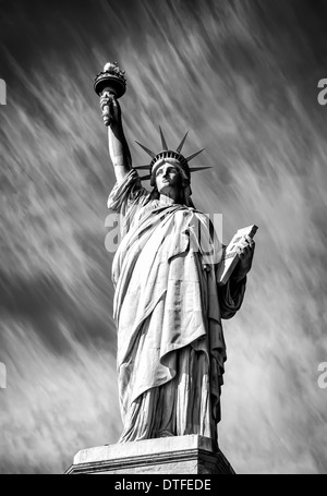 Statue de la liberté, avec la formation de nuages, NY USA Banque D'Images