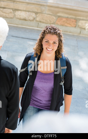 Sac à dos avec des étudiants sur le campus de l'Université de marche Banque D'Images