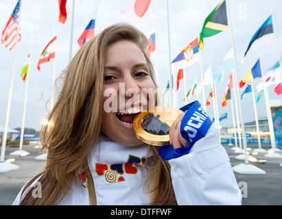 Sochi, Russie. 17 févr. 2014. La République tchèque Eva Samkova montre la médaille d'or qu'elle a gagné dans la women's snowboard cross finale aux Jeux Olympiques d'hiver de Sotchi 2014 Credit : CTK/Alamy Live News Banque D'Images