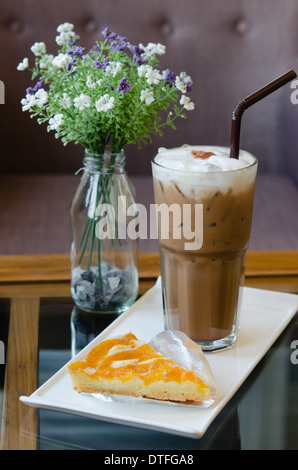 Morceau de tarte à la pêche sur glace avec du café Banque D'Images