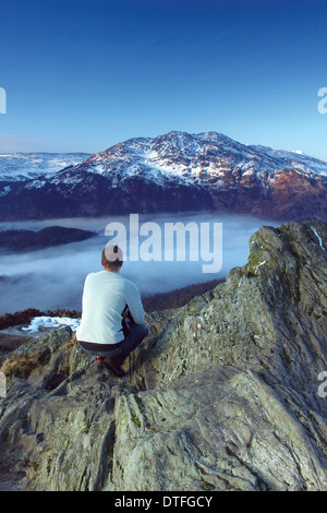 Ben lieu et un nuage sur le Loch Katrine inversion du sommet du Ben A'un, Stirlingshire Banque D'Images