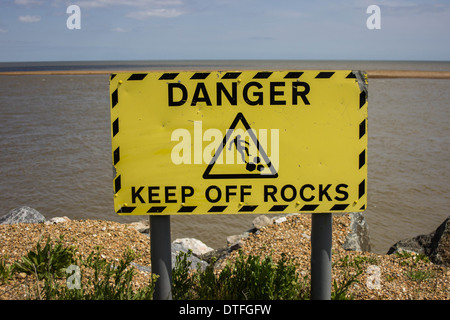 Garder hors de danger avertissement roches Suffolk Felixstowe Ferry UK Banque D'Images