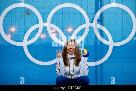 Sochi, Russie. 17 févr. 2014. La République tchèque Eva Samkova montre la médaille d'or qu'elle a gagné dans la women's snowboard cross finale aux Jeux Olympiques d'hiver de Sotchi 2014 Credit : CTK/Alamy Live News Banque D'Images