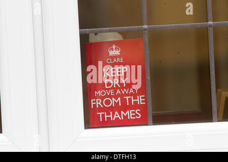 Chertsey Surrey, UK. 17 février 2014. Un signe sur une fenêtre de la chambre lit ' garder au sec s'éloigner de la Tamise que le nettoyage est en cours d'opérations pour aider les communautés frappées par des inondations le long de la Tamise Crédit : amer ghazzal/Alamy Live News Banque D'Images