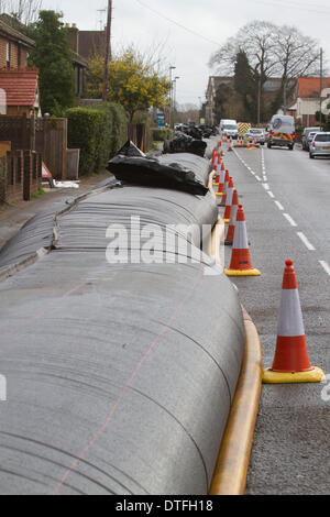 Chertsey Surrey, UK. 17 février 2014. Un obstacle rempli d'eau appelé la saucisse est érigée en Chertsey que le nettoyage est en cours d'opérations pour aider les communautés frappées par des inondations le long de la Tamise Crédit : amer ghazzal/Alamy Live News Banque D'Images