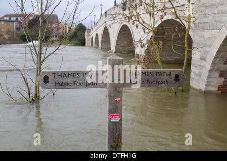 Chertsey Surrey, UK. 17 février 2014. Un Thames path sign donnant sur un pont à Chertsey dans le Surrey comme les opérations de nettoyage est en cours pour aider les communautés frappées par des inondations le long de la Tamise Crédit : amer ghazzal/Alamy Live News Banque D'Images