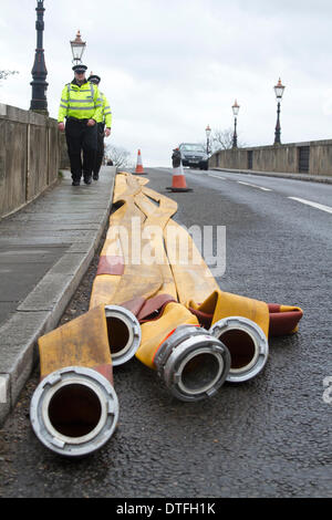 Chertsey Surrey, UK. 17 février 2014. Pompes à eau pour aider à atténuer les inondations comme le des opérations de nettoyage est en cours pour aider les communautés frappées par des inondations le long de la Tamise Crédit : amer ghazzal/Alamy Live News Banque D'Images