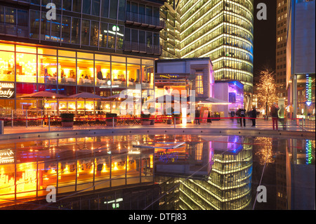 Vue intérieure La nuit de l'architecture à l'intérieur d'éclairage créatif de la Potsdamer Platz montrant inondées de lumière forum Banque D'Images