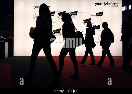 Berlin, Allemagne, les visiteurs de la foire-jeunesse vous en face d'un plan éclairé Banque D'Images