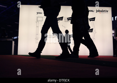 Berlin, Allemagne, les visiteurs de la foire-jeunesse vous en face d'un plan éclairé Banque D'Images