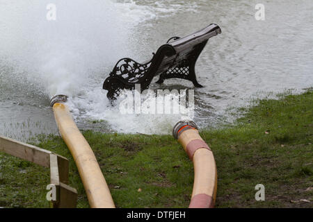 Chertsey Surrey, UK. 17 février 2014. Pompes à eau à atténuer les inondations comme pour les opérations de dépollution est en cours pour aider les communautés frappées par des inondations le long de la Tamise Crédit : amer ghazzal/Alamy Live News Banque D'Images