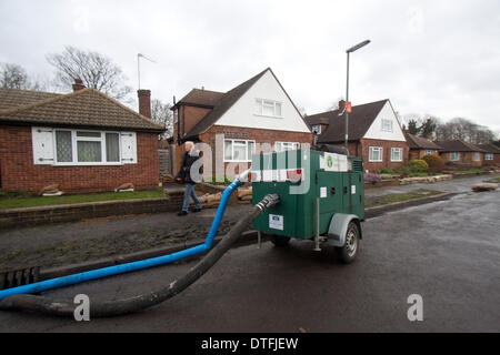 Chertsey Surrey, UK. 17 février 2014. Les pompes à eau sont installés par l'Agence de l'environnement, pour aider à atténuer les inondations comme le des opérations de nettoyage est en cours pour aider les communautés frappées par des inondations le long de la Tamise Crédit : amer ghazzal/Alamy Live News Banque D'Images