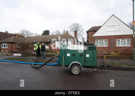 Chertsey Surrey, UK. 17 février 2014. Les pompes à eau sont installés par l'Agence de l'environnement, pour aider à atténuer les inondations comme le des opérations de nettoyage est en cours pour aider les communautés frappées par des inondations le long de la Tamise Crédit : amer ghazzal/Alamy Live News Banque D'Images