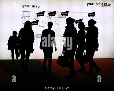 Berlin, Allemagne, les visiteurs de la foire-jeunesse vous en face d'un plan éclairé Banque D'Images