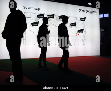 Berlin, Allemagne, les visiteurs de la foire-jeunesse vous en face d'un plan éclairé Banque D'Images