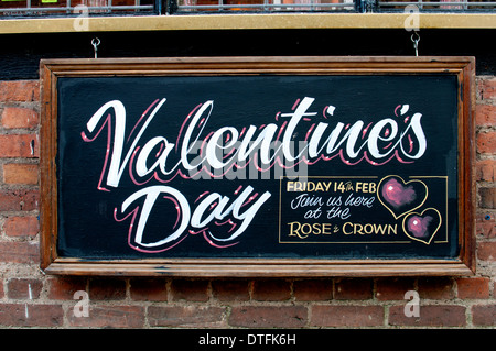Valentine's Day signe extérieur d'un pub, Stratford-upon-Avon, Royaume-Uni Banque D'Images