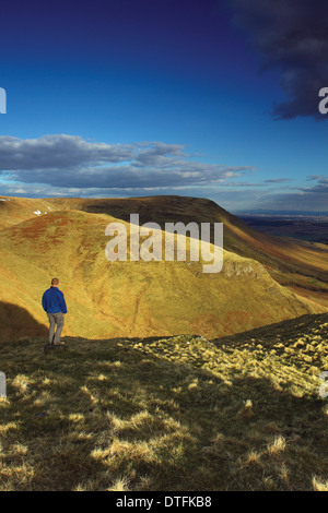 Un marcheur sur le sommet de l'ensemble de la recherche, Dumgoyne Campsie Fells, au-dessus de Glengoyne, Stirlingshire Banque D'Images