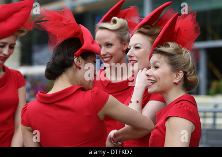 Ascot, Royaume-Uni, les femmes élégamment vêtu avec chapeau aux courses Banque D'Images