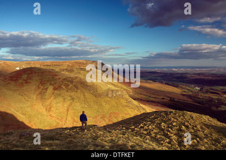 Un marcheur sur le sommet de l'ensemble de la recherche, Dumgoyne Campsie Fells à Glasgow, au-dessus de Glengoyne, Stirlingshire Banque D'Images