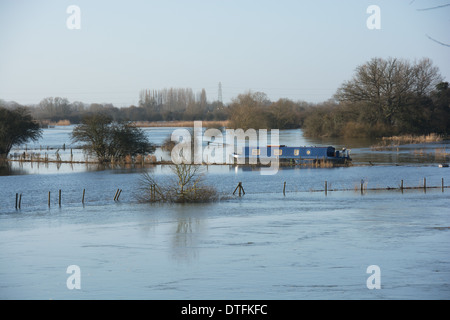 L'Oxfordshire, UK. Les champs inondés et d'autre de la Tamise à Swinford près de Eynsham. Février 2014. Banque D'Images