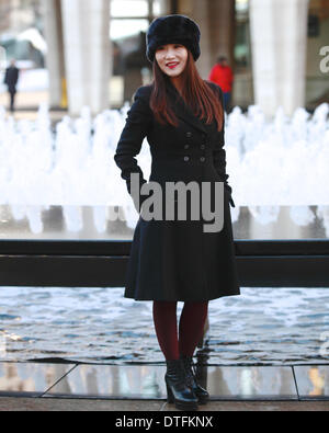 Un showgoer chic d'arriver à la piste de Desigual montré à New York City - 6 février 2014 - Photo : Manhattan piste/Charles Eshelman/photo alliance Banque D'Images