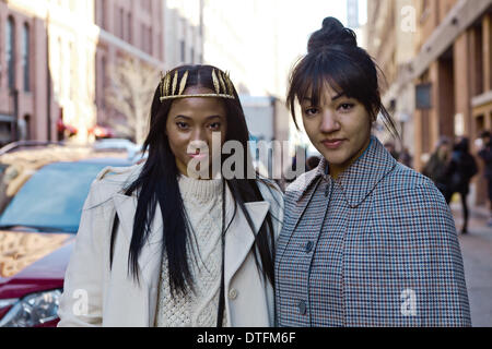 Candice Murry et Cameron Mikea posant dans la rue pendant la Fashion Week de New York - Feb 7, 2014 - Photo : Manhattan piste/Thomas B. Ling/photo alliance Banque D'Images