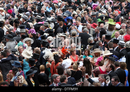 Ascot, Royaume-Uni, élégamment vêtue de personnes sur l'hippodrome Banque D'Images