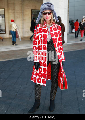 Un showgoer chic d'arriver à la piste de Desigual montré à New York City - 6 février 2014 - Photo : Manhattan piste/Charles Eshelman/photo alliance Banque D'Images