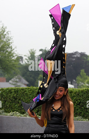 Ascot, Royaume-Uni, élégamment vêtue femme avec un grand chapeau aux courses Banque D'Images