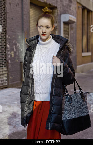 Ashley Garner posant dans la rue pendant la Fashion Week de New York - Feb 7, 2014 - Photo : Manhattan piste/Thomas B. Ling/photo alliance Banque D'Images