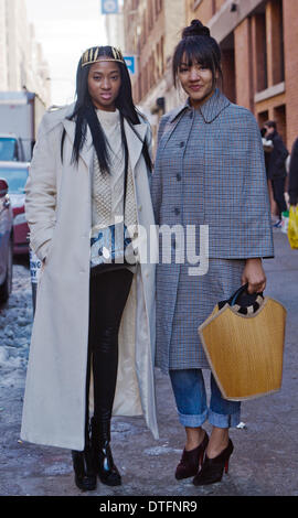 Candice Murry et Cameron Mikea posant dans la rue pendant la Fashion Week de New York - Feb 7, 2014 - Photo : Manhattan piste/Thomas B. Ling/photo alliance Banque D'Images