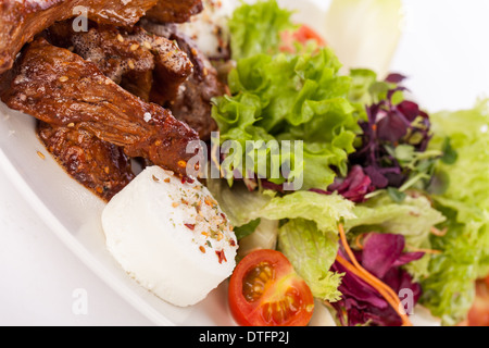 Boeuf grillé salade fraîche rayures et au chèvre chaud Banque D'Images