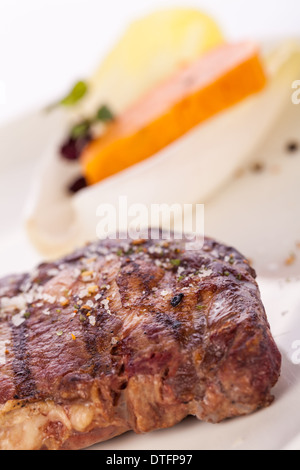 Parés de maigre délicieux boeuf grillé Steak épais avec assaisonnement servi sur une plaque blanche, Close up avec shallow dof Banque D'Images